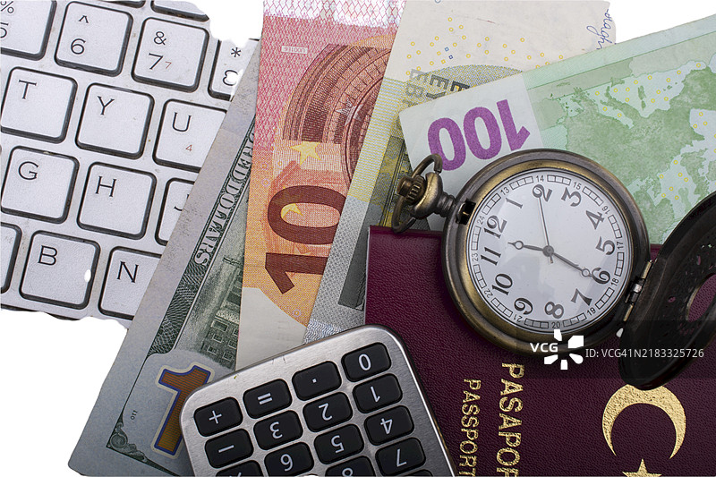 国际货币背景。来自不同国家的钱币：美元、欧元。欧元、美元、钞票在白色背景上孤立。现金。金融概念。图片素材