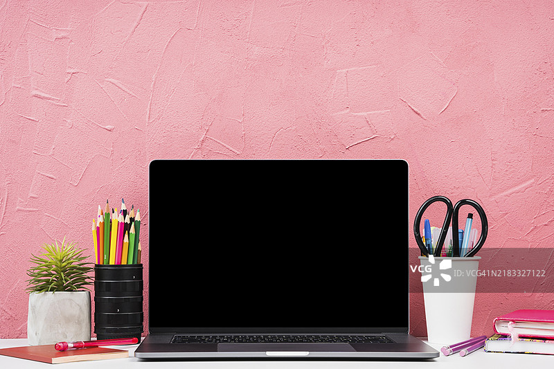 正面视角的笔记本电脑与文具元素图片素材