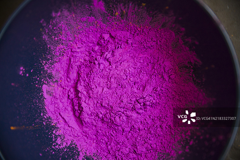 碗里装着粉色粉末的俯视图图片素材