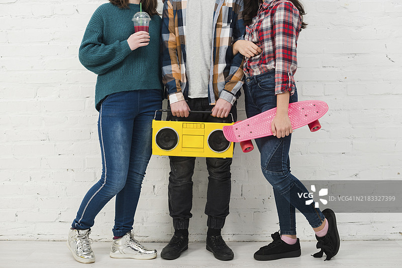 青少年与滑板收音机图片素材