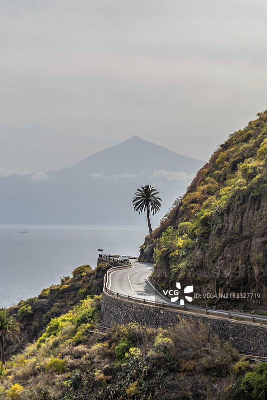 加纳利群岛拉戈梅拉北部阿古洛村的夏季乡村道路图片素材