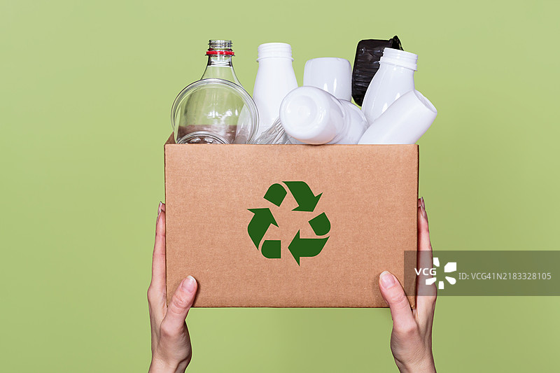 女性倡导有意识的消费和环保习惯图片素材