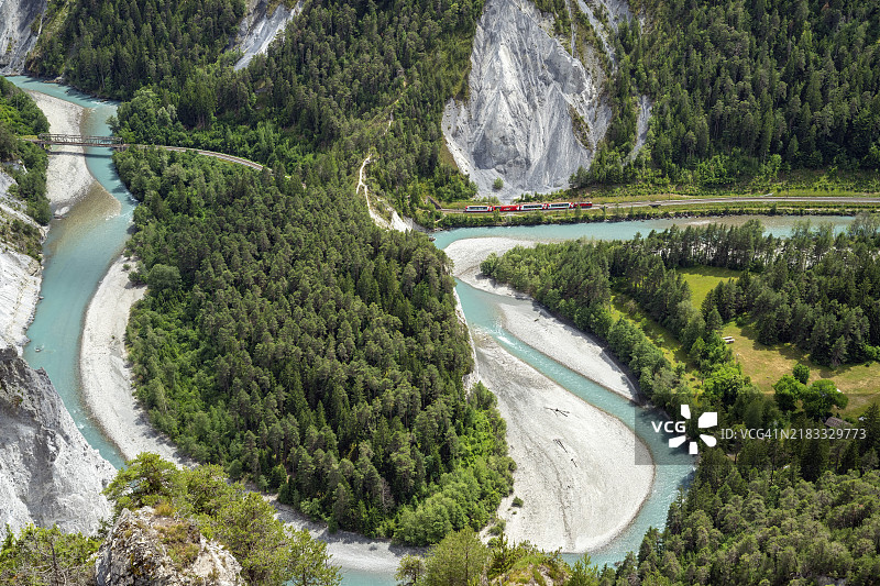 冰川快车的列车穿越瑞士欧洲的莱茵峡谷、鲁伊纳尔塔、前莱茵、弗利姆斯和格劳宾登。图片素材