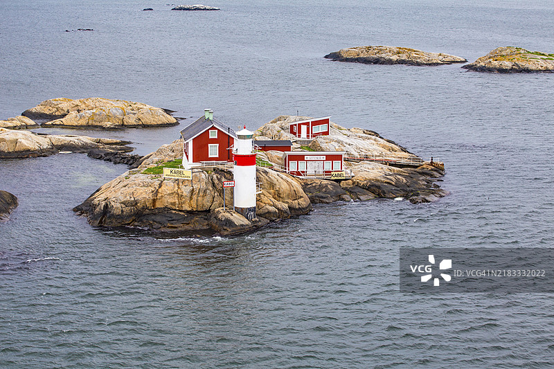 典型的小型群岛，拥有灯塔和灯塔看守人的房子，离开哥德堡图片素材