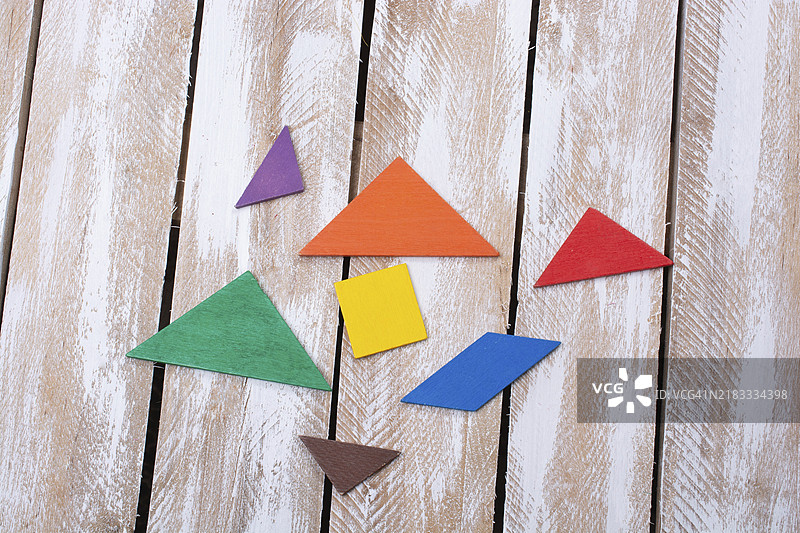 创造性逻辑思维的概念。不同颜色的木块。各种颜色的几何形状。图片素材