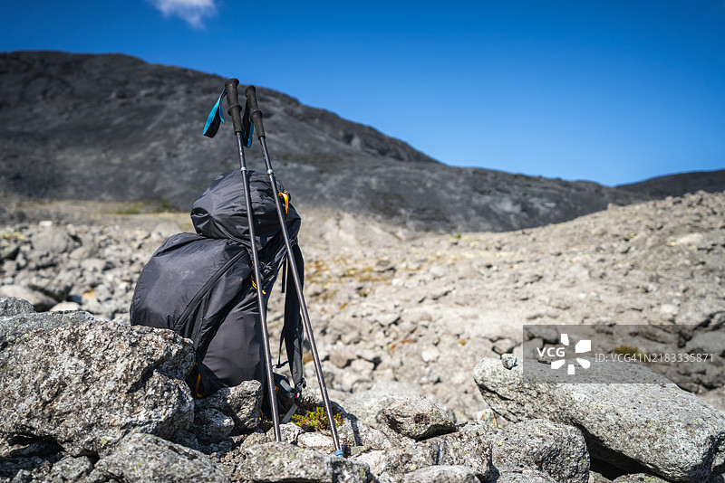 背包和登山杖的山地徒步冒险图片素材