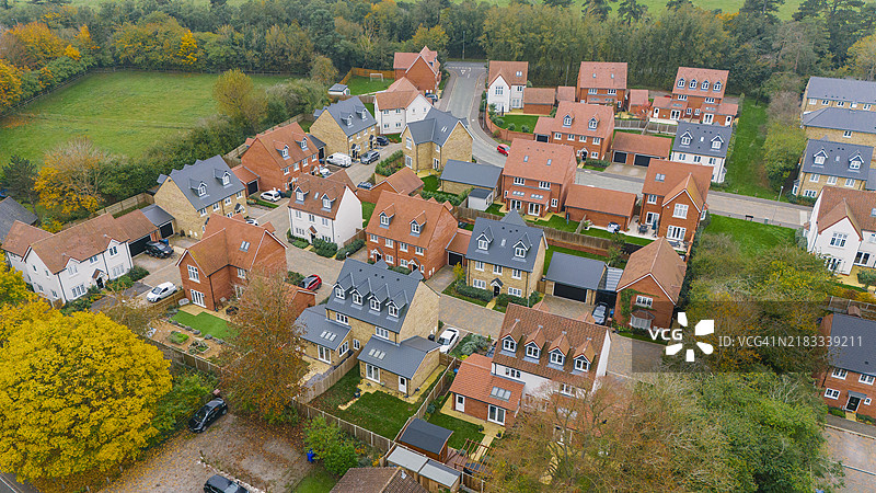 现代住宅区的无人机/空中视角，位于英国郊区图片素材