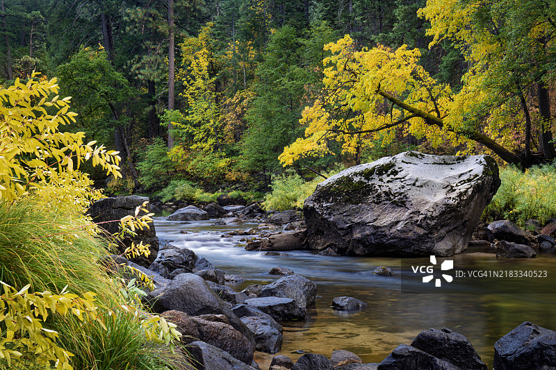 优胜美地国家公园梅塞德河畔的秋晨图片素材