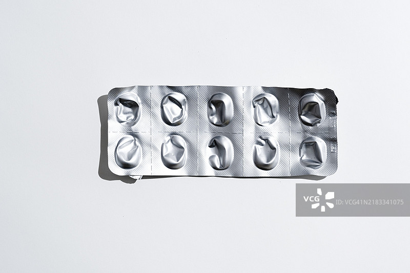 空的药片泡罩包装在白色背景上，俯视图图片素材