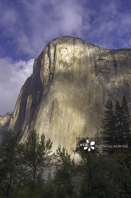 优胜美地国家公园的埃尔卡皮坦山晨光图片素材