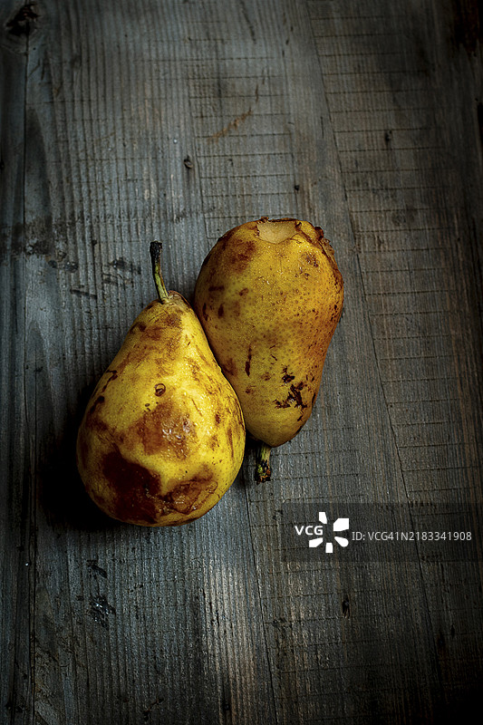 木板上的黄色梨子图片素材