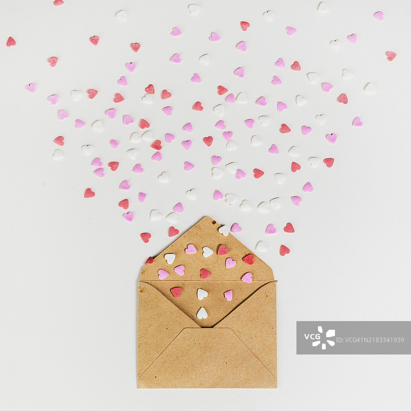 白色桌子上的装有小纸心的信封图片素材