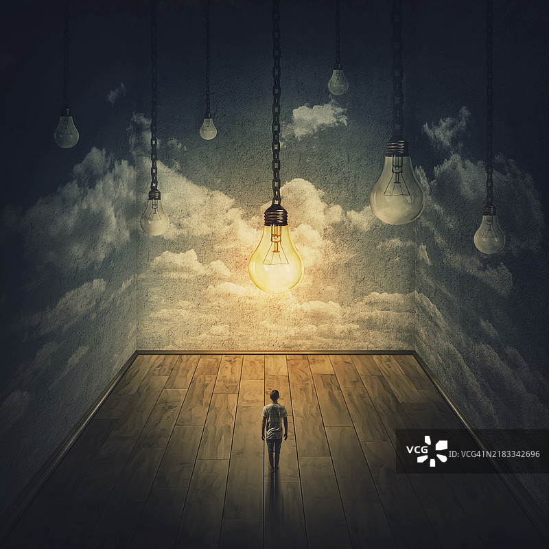 超现实场景，一个人孤独地站在一个巨大的黑暗房间里，头顶悬挂着许多灯泡，只有一盏灯在发光。探索知识的冒险，创意理念概念。图片素材