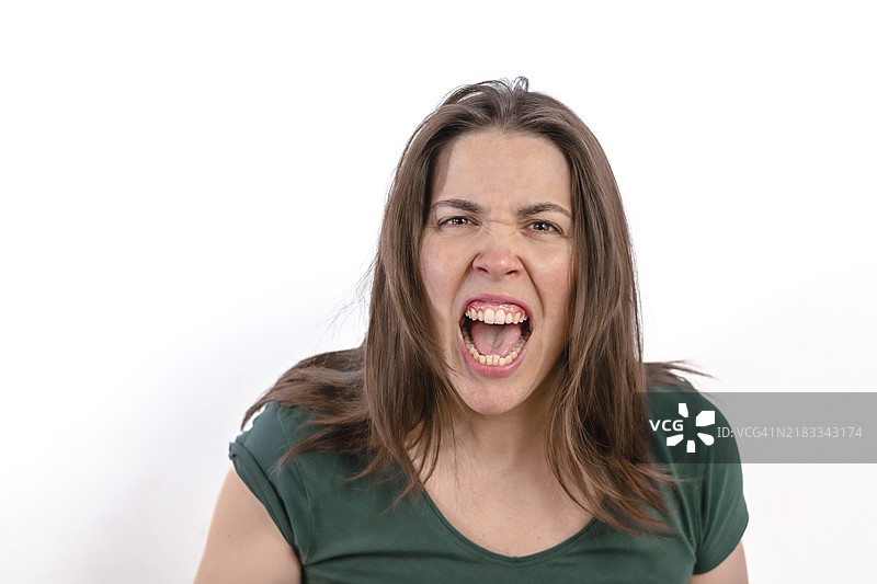 愤怒的女人特写，露出牙齿，背景为白色图片素材