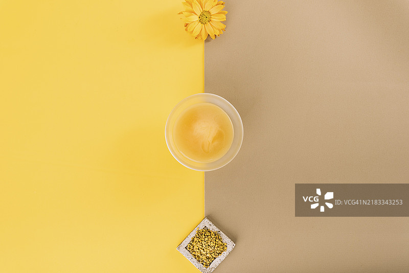 高视角的花朵、柠檬酱和蜂花粉，双色背景图片素材