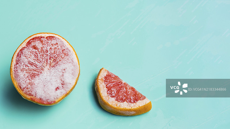 冷冻葡萄柚与青绿色背景图片素材