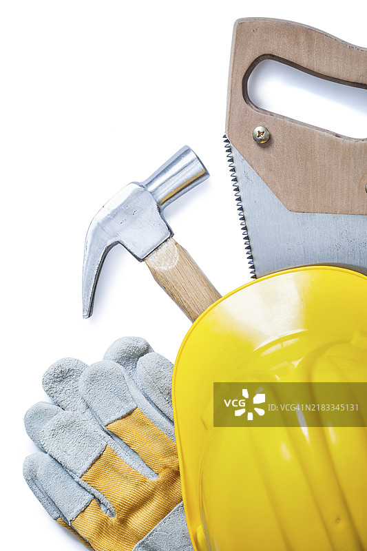 手锯、手套、锤子和安全帽在白色背景前图片素材