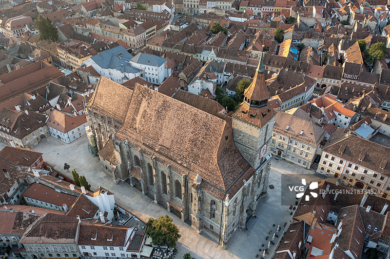 罗马尼亚特兰西瓦尼亚布拉索夫老城区的黑教堂航拍视图图片素材