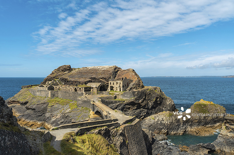 通往卡普辛堡的步道，位于法国克罗宗半岛罗斯坎维尔镇悬崖脚下的一个岩石小岛，坐落于大西洋中。图片素材