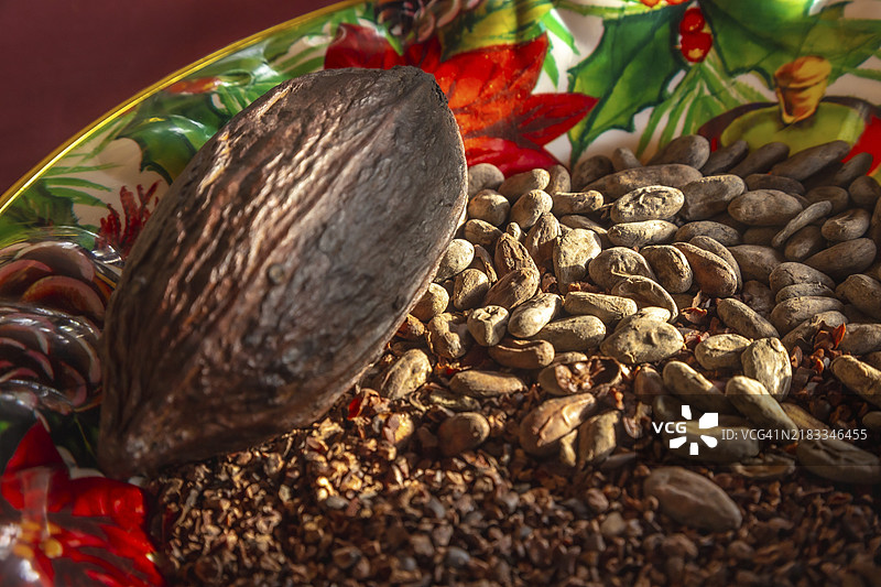 霍南达斯罗阿坦岛上的盘子里放着干巧克力可可及其果实的细节。图片素材