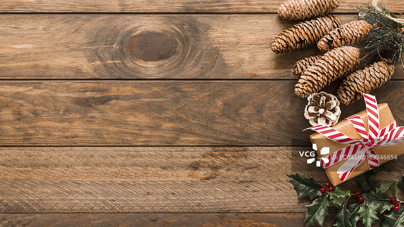 圣诞礼品盒与大松果图片素材