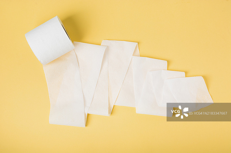 平铺的松散卫生纸卷图片素材