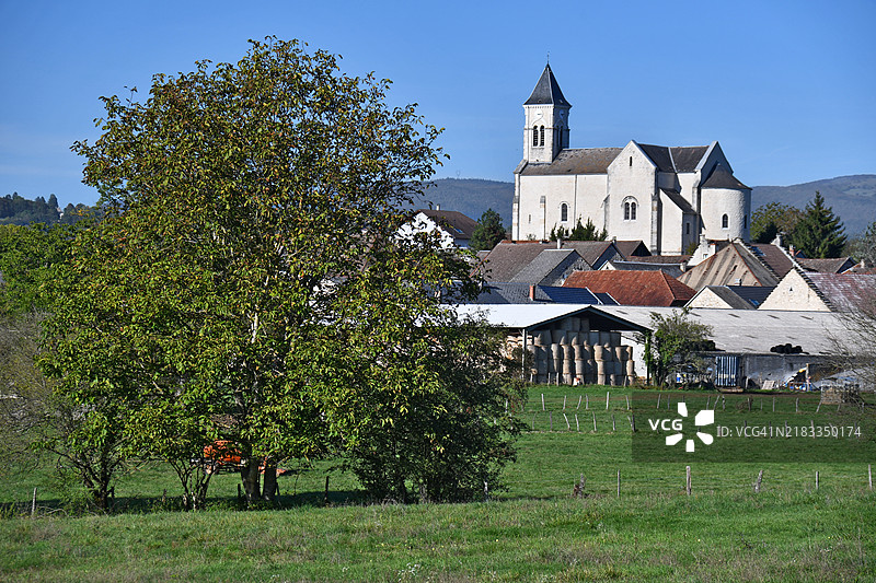 法国圣马丁德巴维尔村庄和教堂图片素材