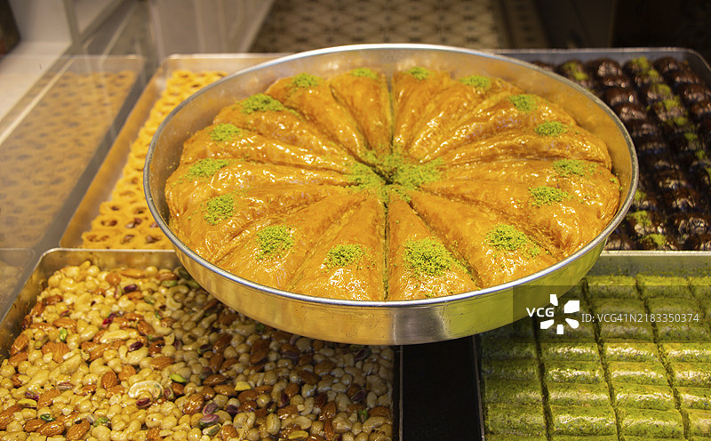 来自土耳其伊斯坦布尔的传统土耳其甜点巴克拉瓦放在托盘上图片素材