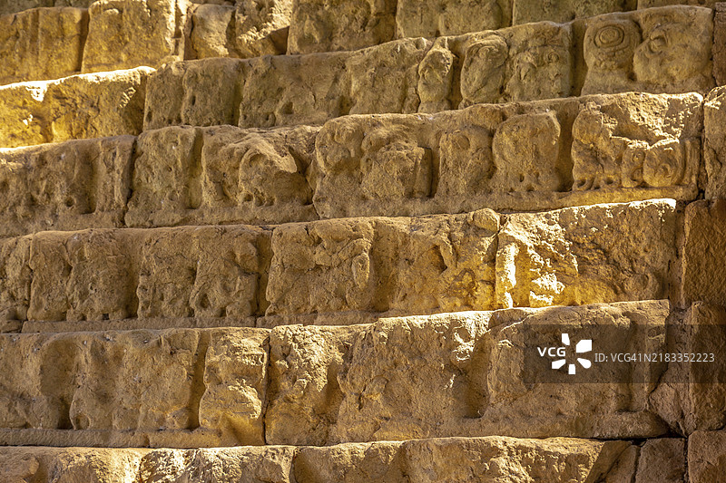 充满科潘遗址寺庙绘画的楼梯细节。洪都拉斯图片素材