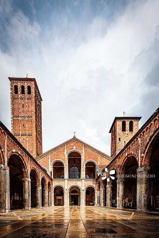 米兰，伦巴第，圣安布罗斯大教堂（Basilica di Sant'Ambrogio）安斯佩尔托的中庭。图片素材