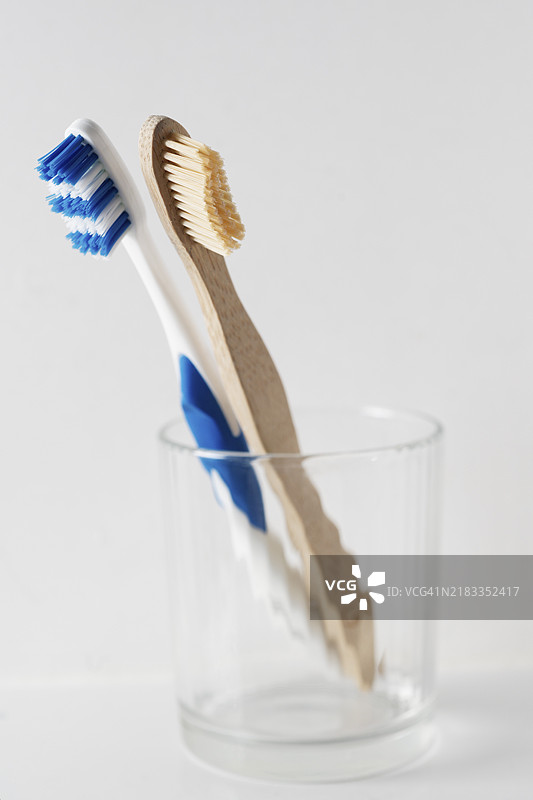 瑞士的木质和塑料牙刷在杯子里。图片素材
