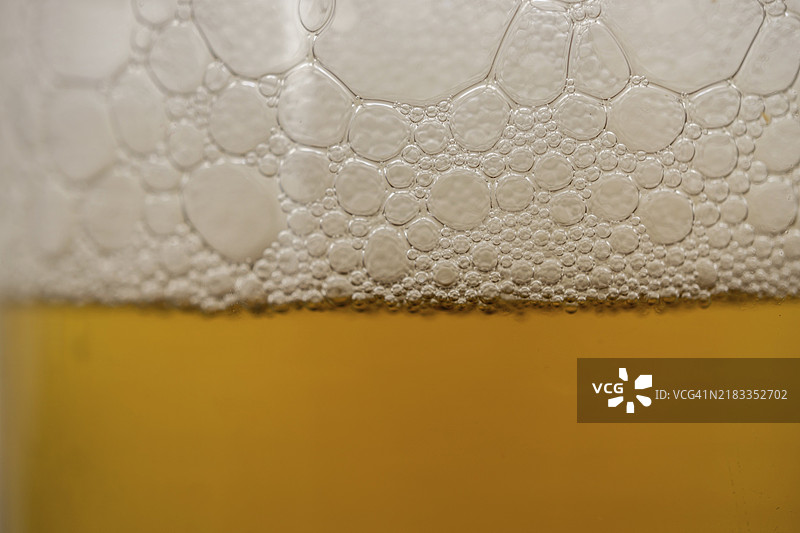 啤酒泡沫特写，带有气泡，采用选择性对焦图片素材