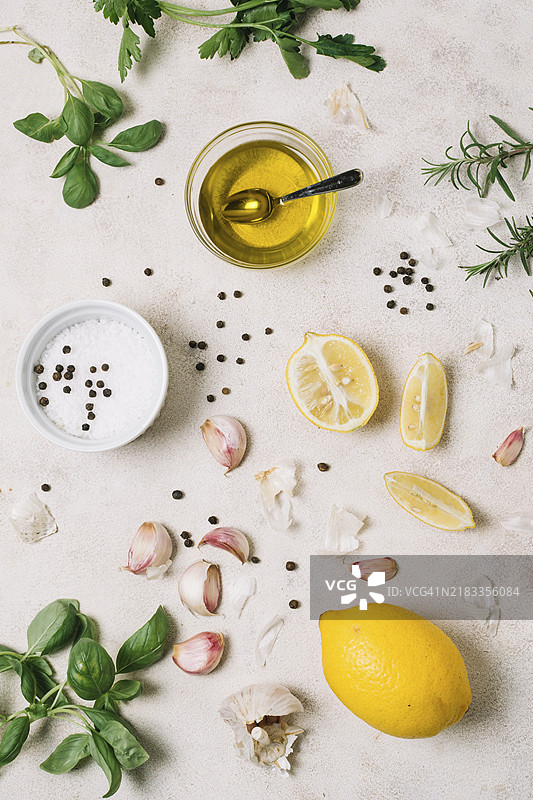 俯视橄榄油与烹饪食材图片素材