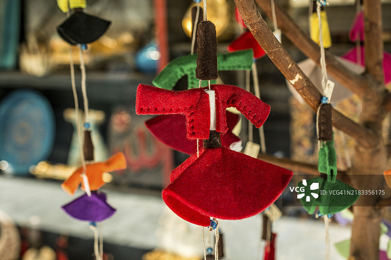 旋转舞蹈的苏菲教徒雕像，身着小型服装模型图片素材