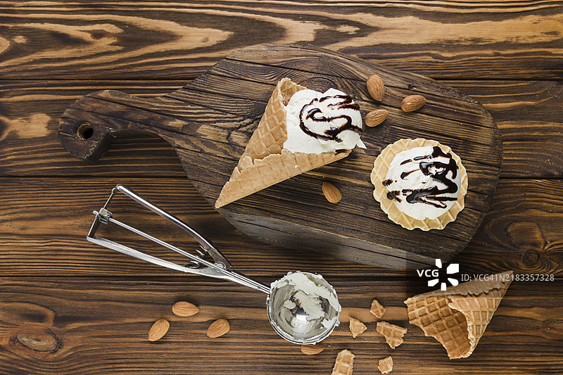 巧克力浇头的冰淇淋甜筒图片素材
