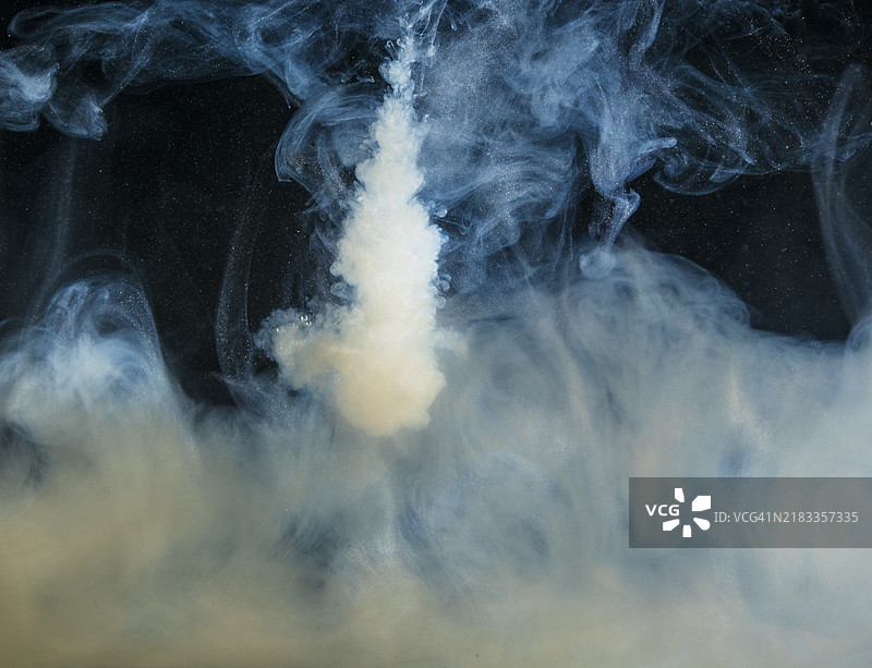 抽象的厚重灰色云雾黑暗图片素材