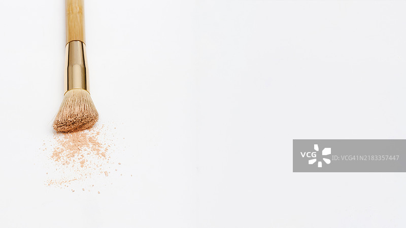 俯视角度的腮红与化妆刷图片素材