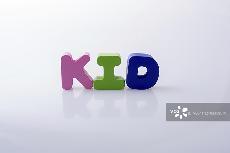 用彩色字母积木拼写的“KID”字样，背景为白色图片素材