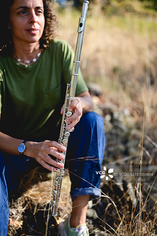 特写演奏长笛。图片素材