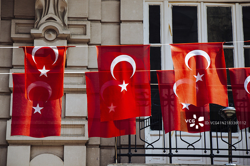 天空中飘扬着带有白色星月的土耳其国旗图片素材