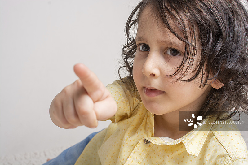 伤心的小男孩指着远方图片素材