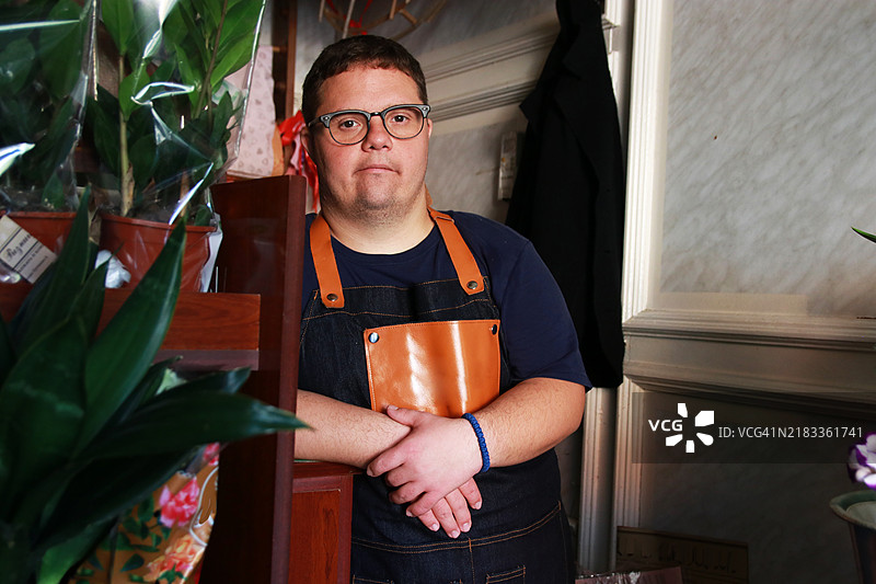 残疾年轻人在花店工作图片素材