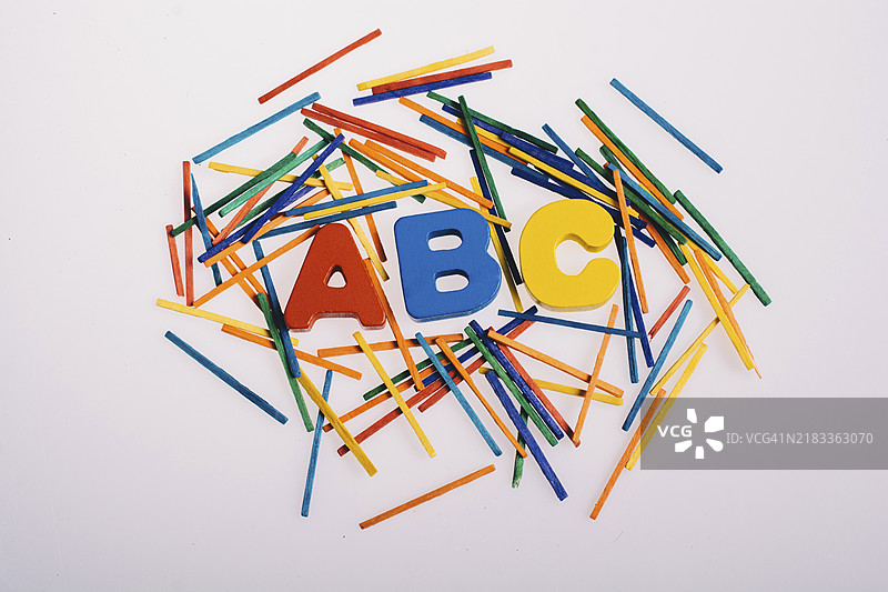 早教概念的字母ABC木制字母图片素材