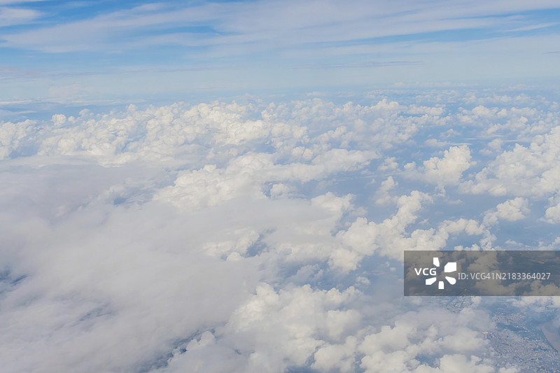 从飞机内部拍摄的蓝天层，上方是中层的高层云，下面是高积云层。图片素材