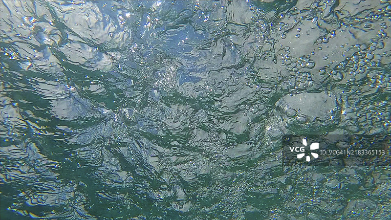 水下视角下翻滚的水面图片素材