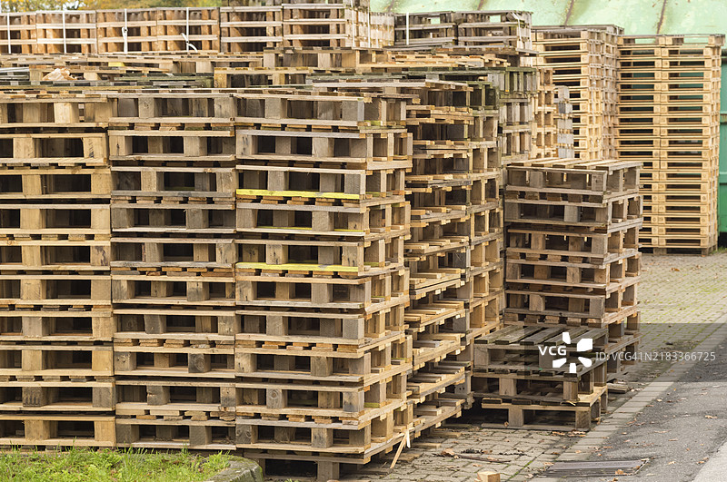 许多木托盘堆叠在一起，形成一个储藏室里的墙壁。图片素材