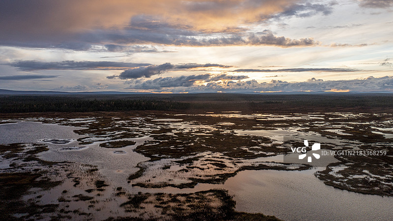 日落，无人机拍摄，湖泊，沼泽景观，拉普兰，芬兰，欧洲图片素材