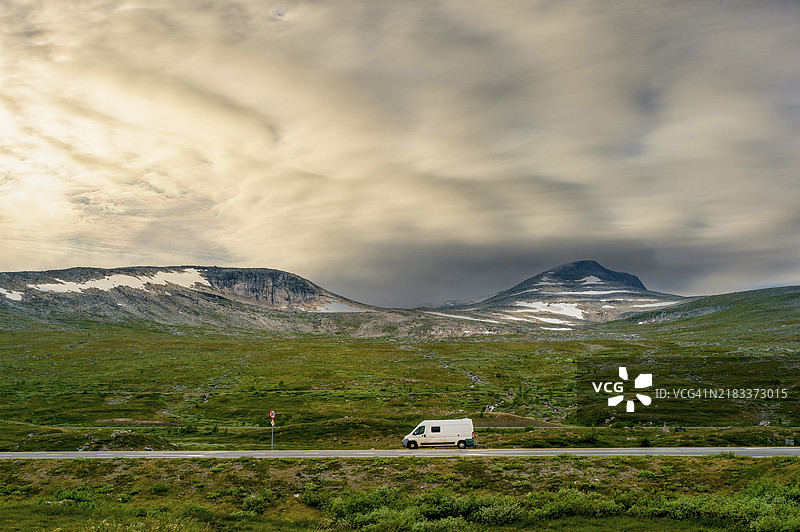 白色面包车穿越北极圈，挪威，Saltfjellveien 1850，8630 Storforshei，公共场地，欧洲图片素材