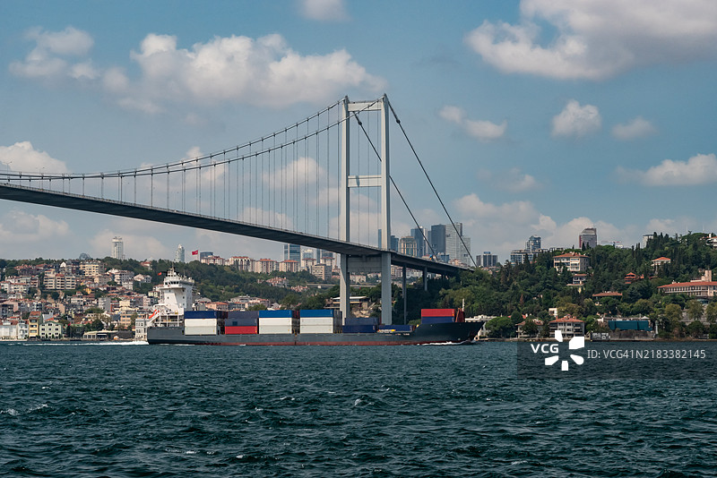 博斯普鲁斯大桥下的集装箱船图片素材