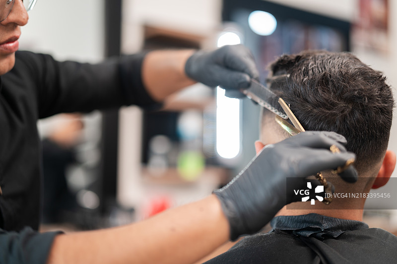 理发师为顾客剪头发图片素材